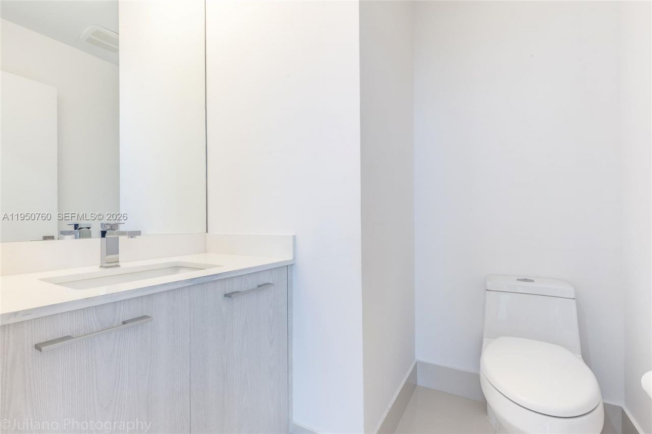 55 SW 9th St, Unit PH4603, Miami, FL 33130 Photo