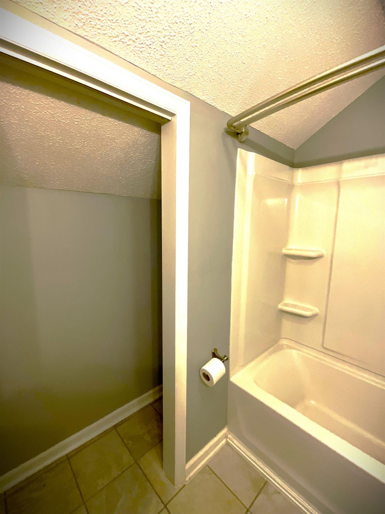 1880 Colony Dr. Photo 10