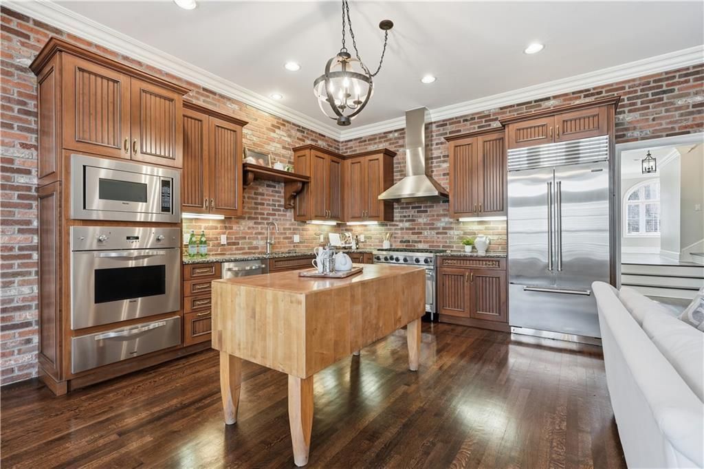 212 W 50th Street, Kansas City, MO 64112 Main Photo