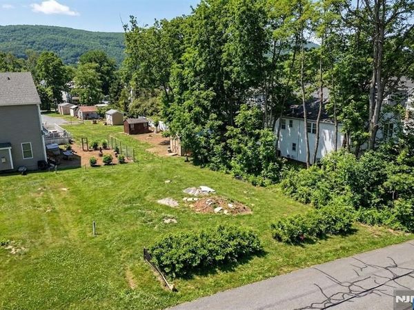 Avenue B, MAHWAH, NJ 07430