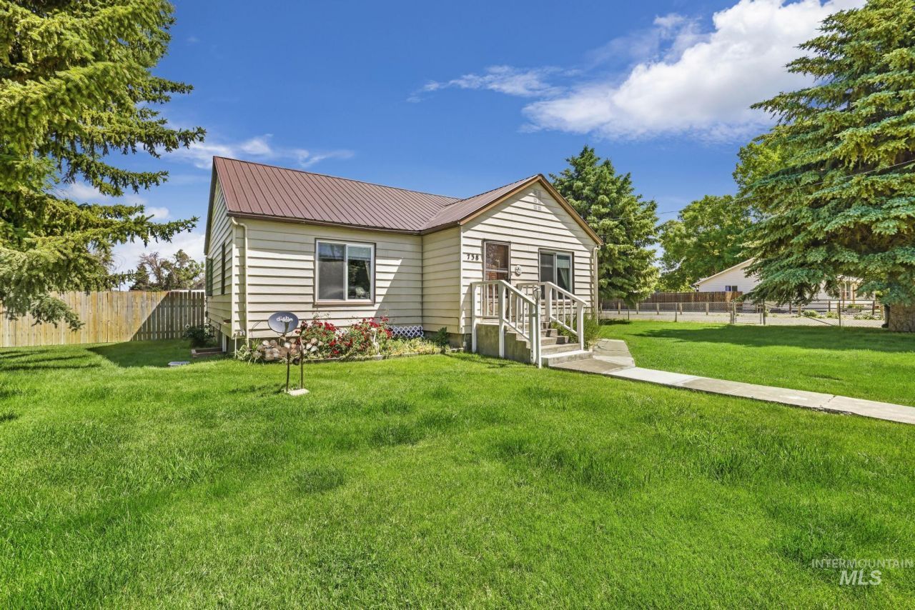 738 3rd Avenue East, Gooding, ID 83330 Main Photo