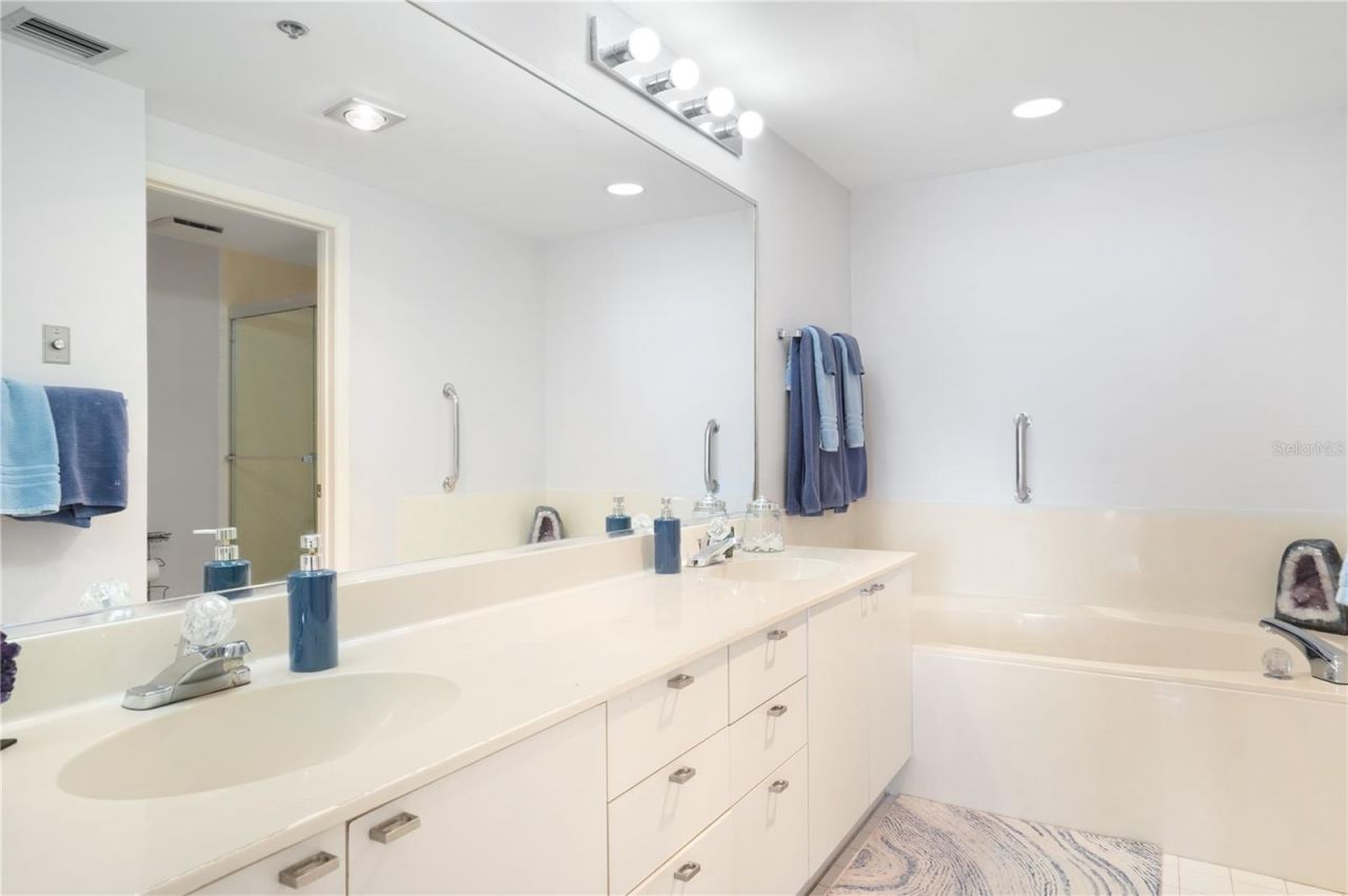 1255 N Gulfstream Avenue, Unit 1407, Sarasota, FL 34236 Photo