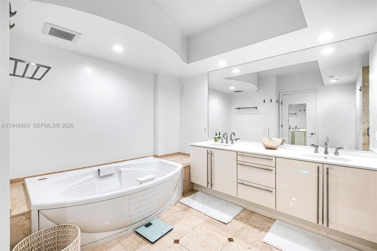 1000 S Pointe Dr, Unit 1205, Miami Beach, FL 33139 Photo