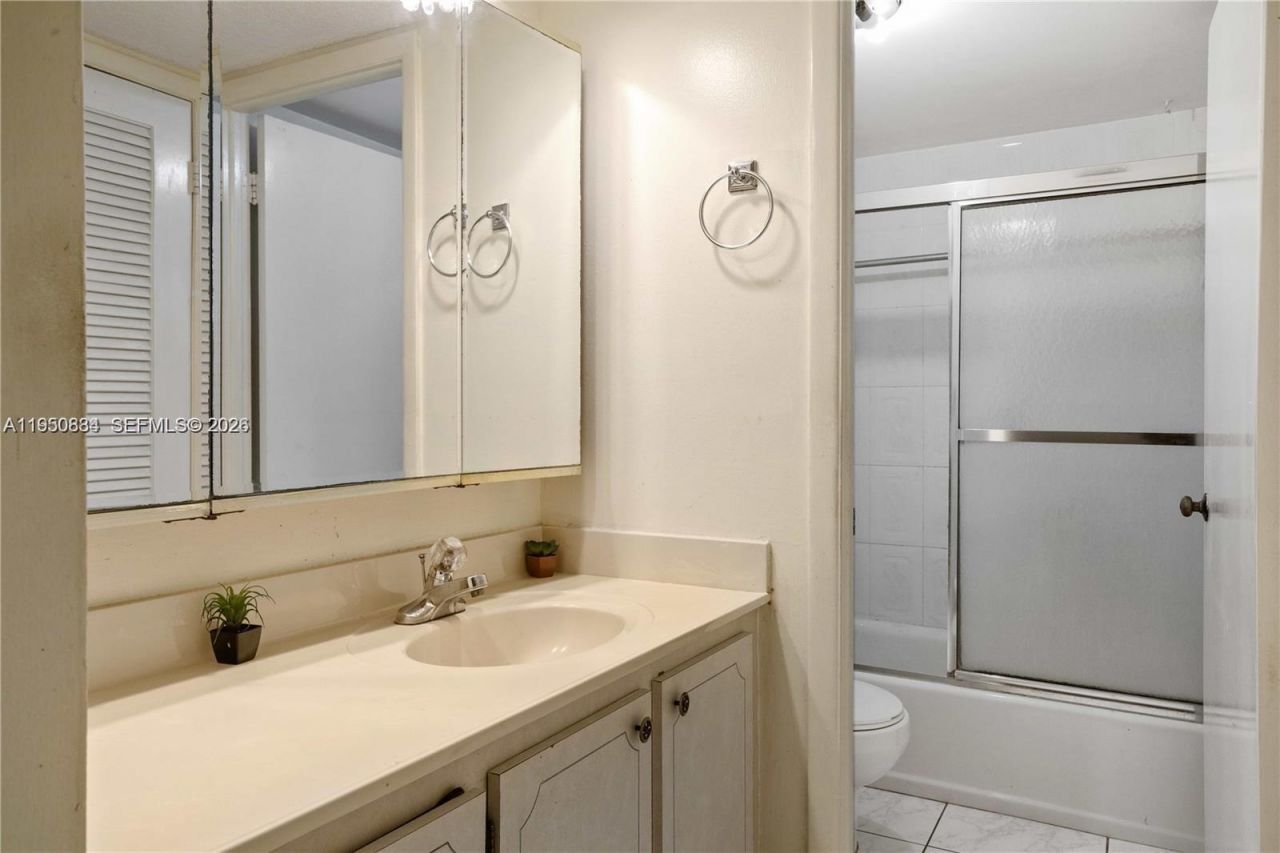 6039 Collins Ave , Unit 809, Miami Beach, FL 33140 Photo