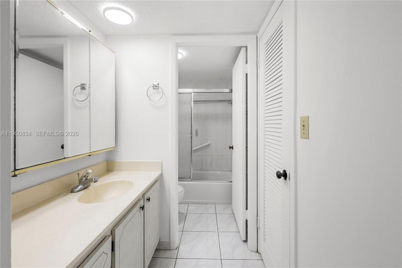 6039 Collins Ave, Unit 809, Miami Beach, FL 33140 Photo