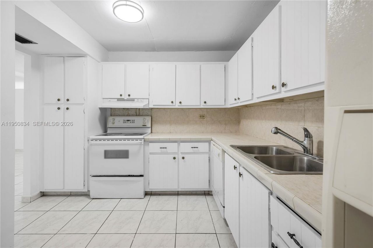 6039 Collins Ave, Unit 809, Miami Beach, FL 33140 Photo