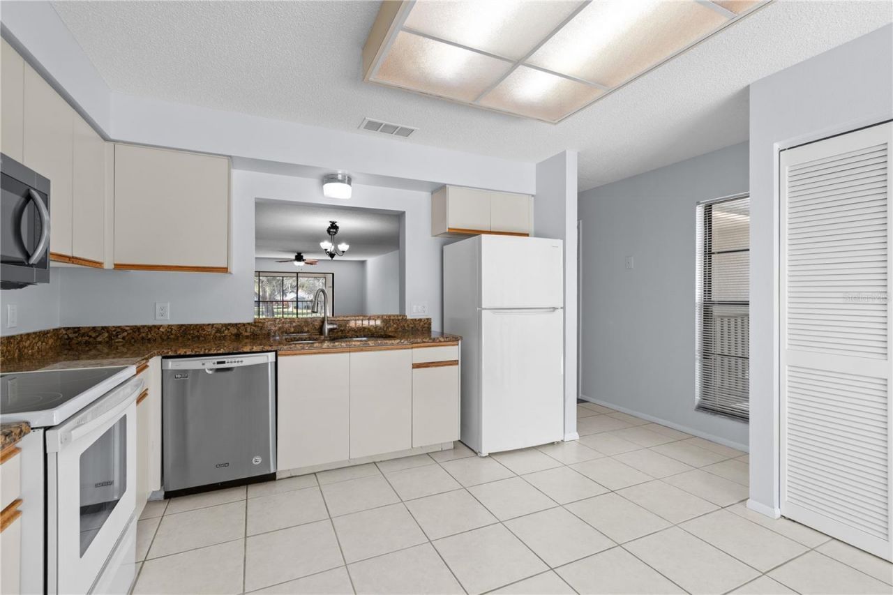 6110 Country Club Way, Unit 204, Sarasota, FL 34243 Photo