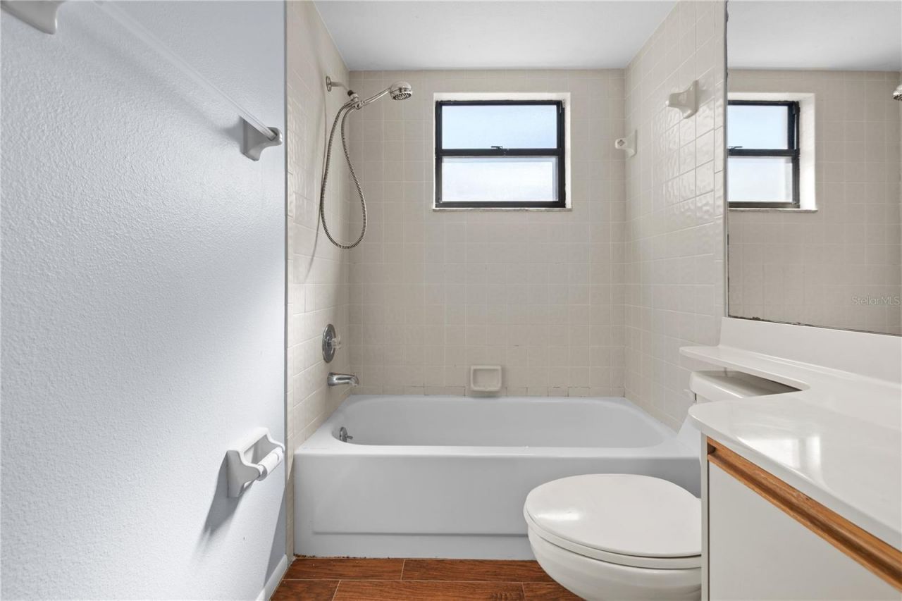 6110 Country Club Way, Unit 204, Sarasota, FL 34243 Photo