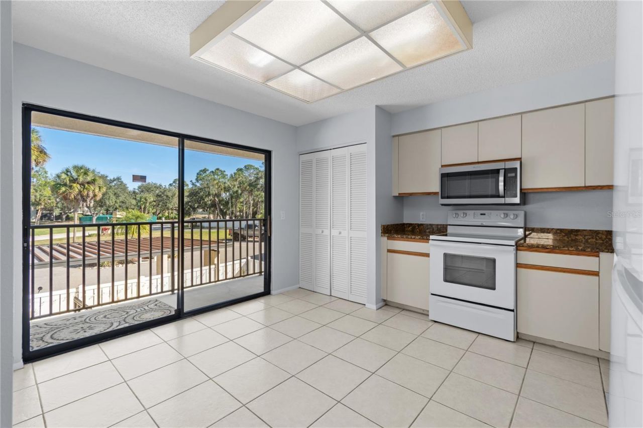 6110 Country Club Way, Unit 204, Sarasota, FL 34243 Photo