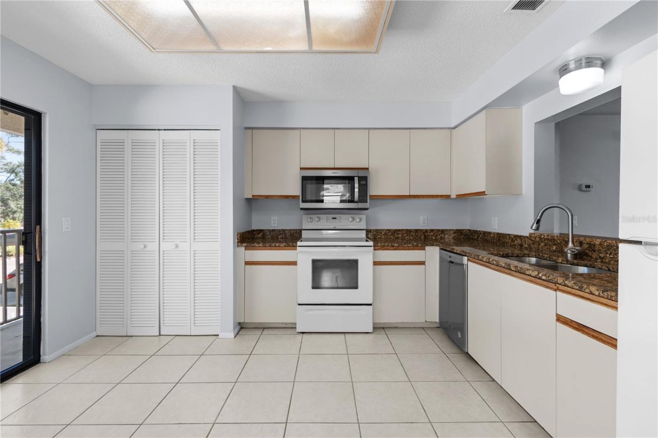 6110 Country Club Way, Unit 204, Sarasota, FL 34243 Photo