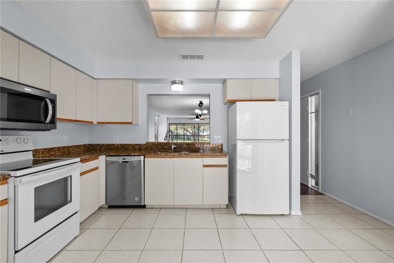 6110 Country Club Way, Unit 204, Sarasota, FL 34243 Photo