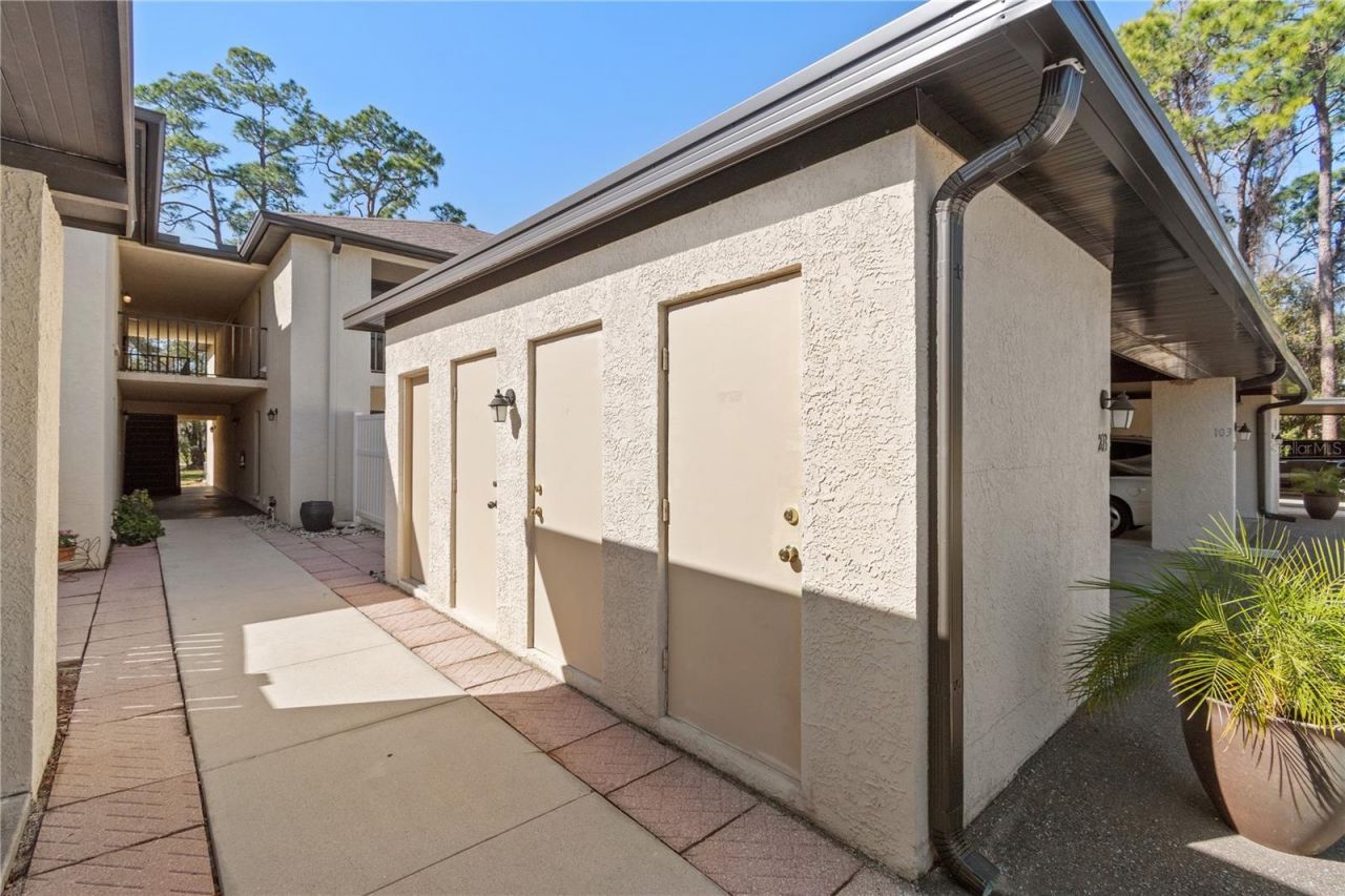6110 Country Club Way, Unit 204, Sarasota, FL 34243 Photo