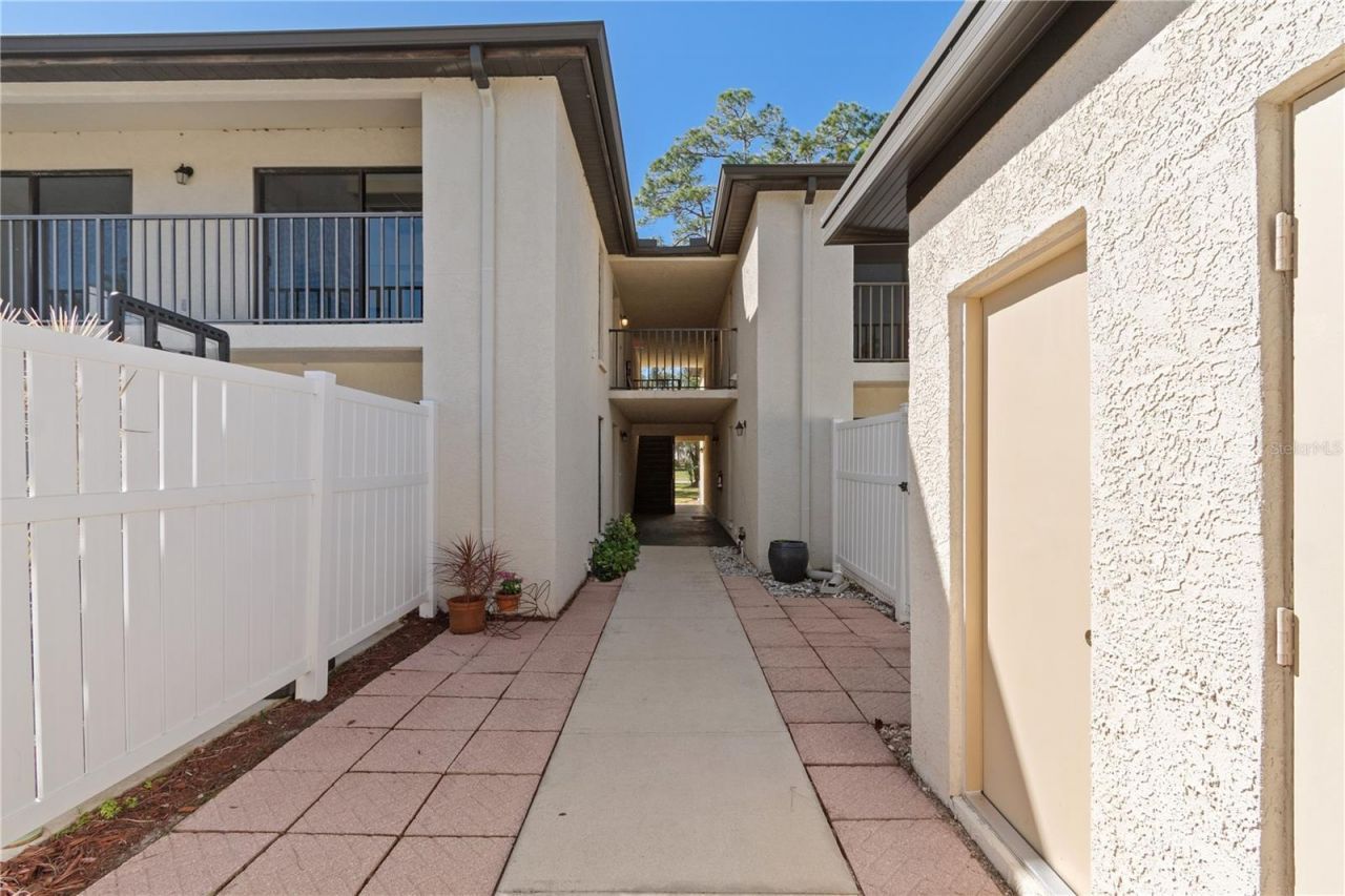 6110 Country Club Way, Unit 204, Sarasota, FL 34243 Photo