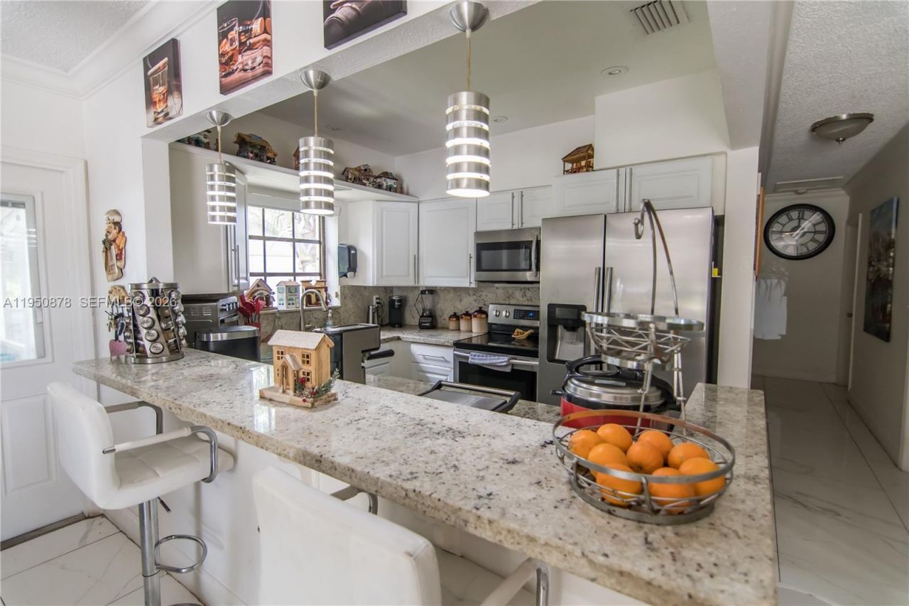 943 W 64th Pl, Hialeah, FL 33012 Photo