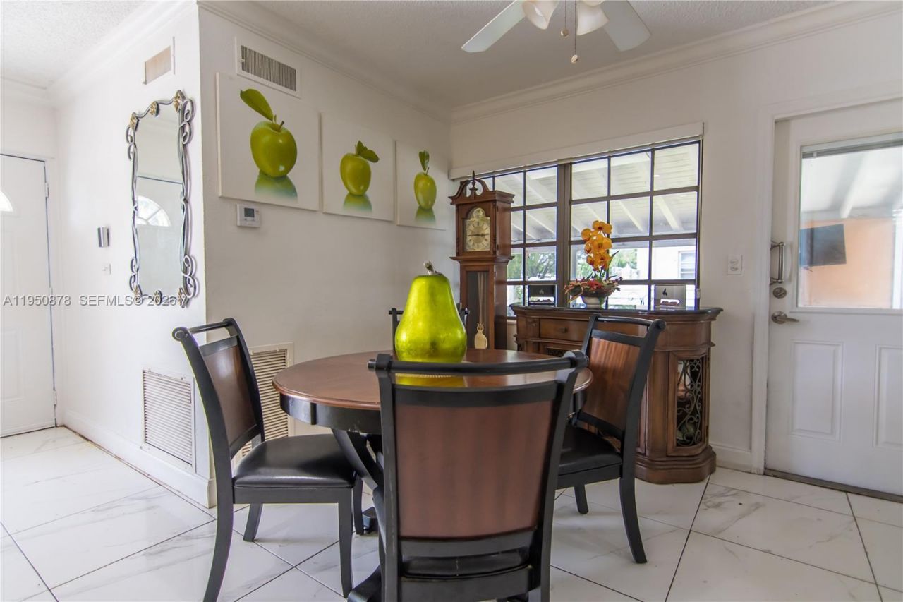 943 W 64th Pl, Hialeah, FL 33012 Photo