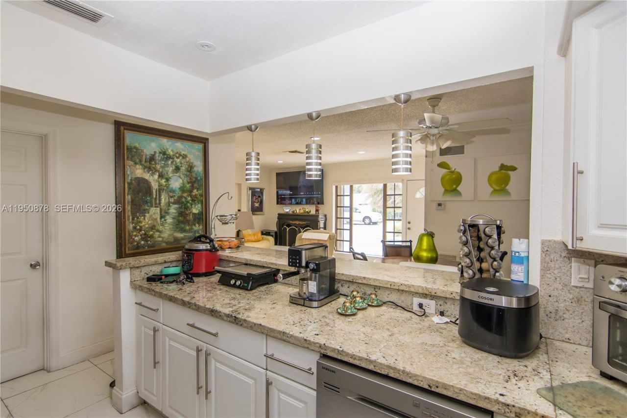 943 W 64th Pl, Hialeah, FL 33012 Photo