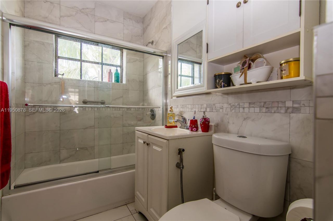 943 W 64th Pl, Hialeah, FL 33012 Photo