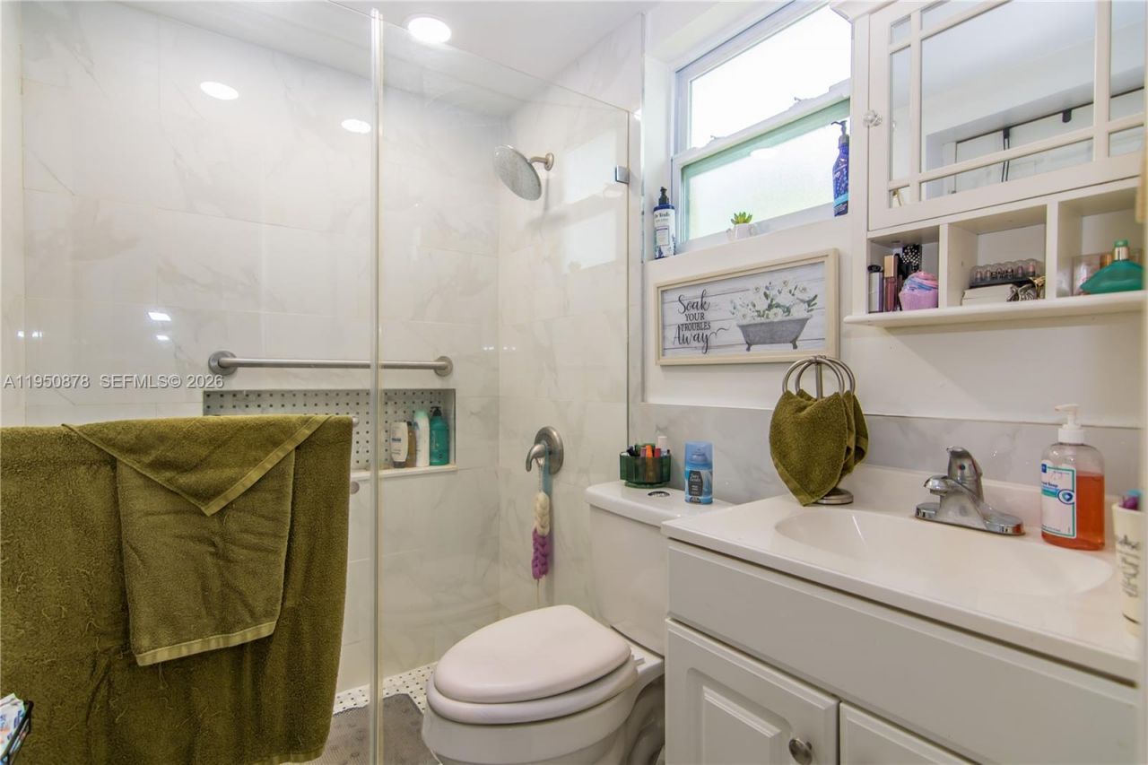 943 W 64th Pl, Hialeah, FL 33012 Photo