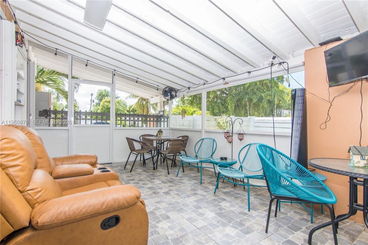 943 W 64th Pl, Hialeah, FL 33012 Photo