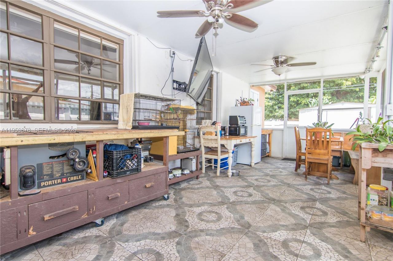 943 W 64th Pl, Hialeah, FL 33012 Photo