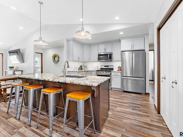 2710 E Sunburst Dr, Brandon, SD 57005