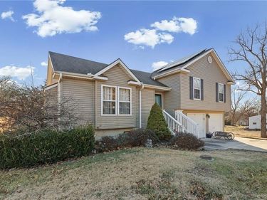 521 E 2nd Street, Dearborn, MO 64439