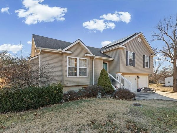 521 E 2nd Street, Dearborn, MO 64439