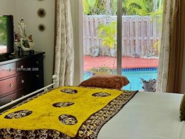 15957 SW 54th Ter , Miami, FL 33185