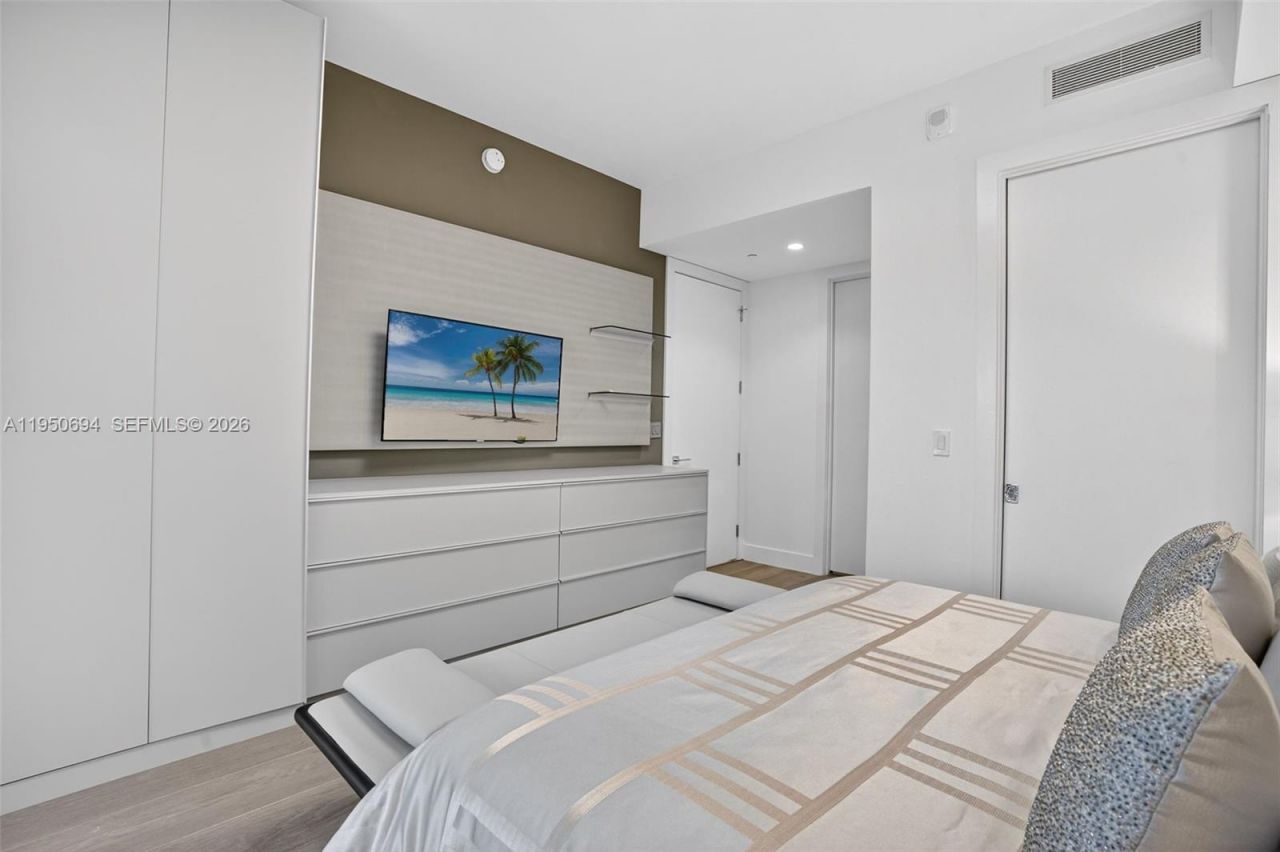 5775 Collins Ave, Unit 405, Miami Beach, FL 33140 Photo