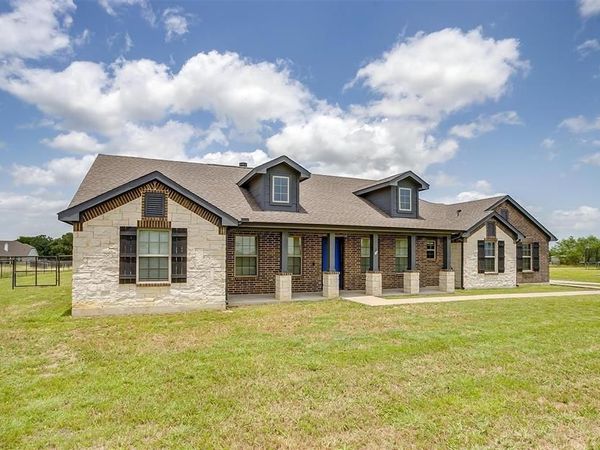 8201 Harvest Drive, Grandview, TX 76050