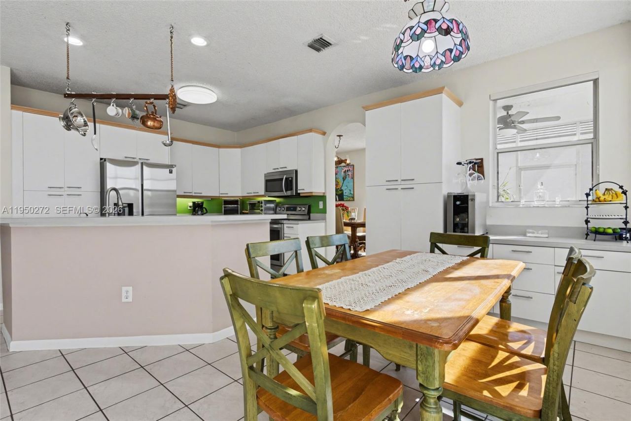 15842 NW 10th St, Pembroke Pines, FL 33028 Photo
