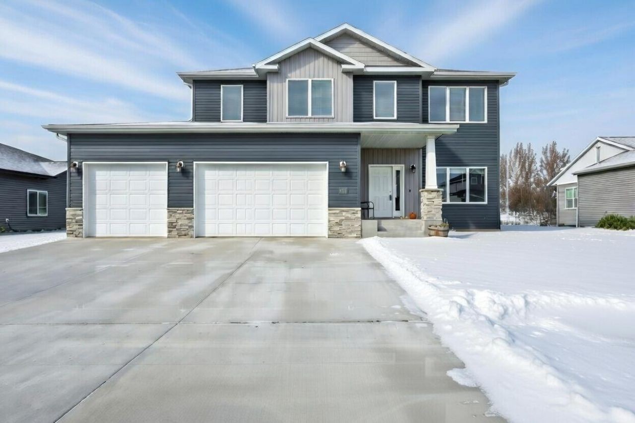 7471 16th Street S, Fargo, ND 58104 Main Photo