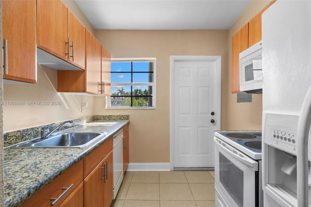 9725 Bay Harbor Ter , Unit 24, Bay Harbor Islands, FL 33154 Photo