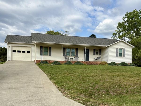 511 Darrell LN, Hurt, VA 24563