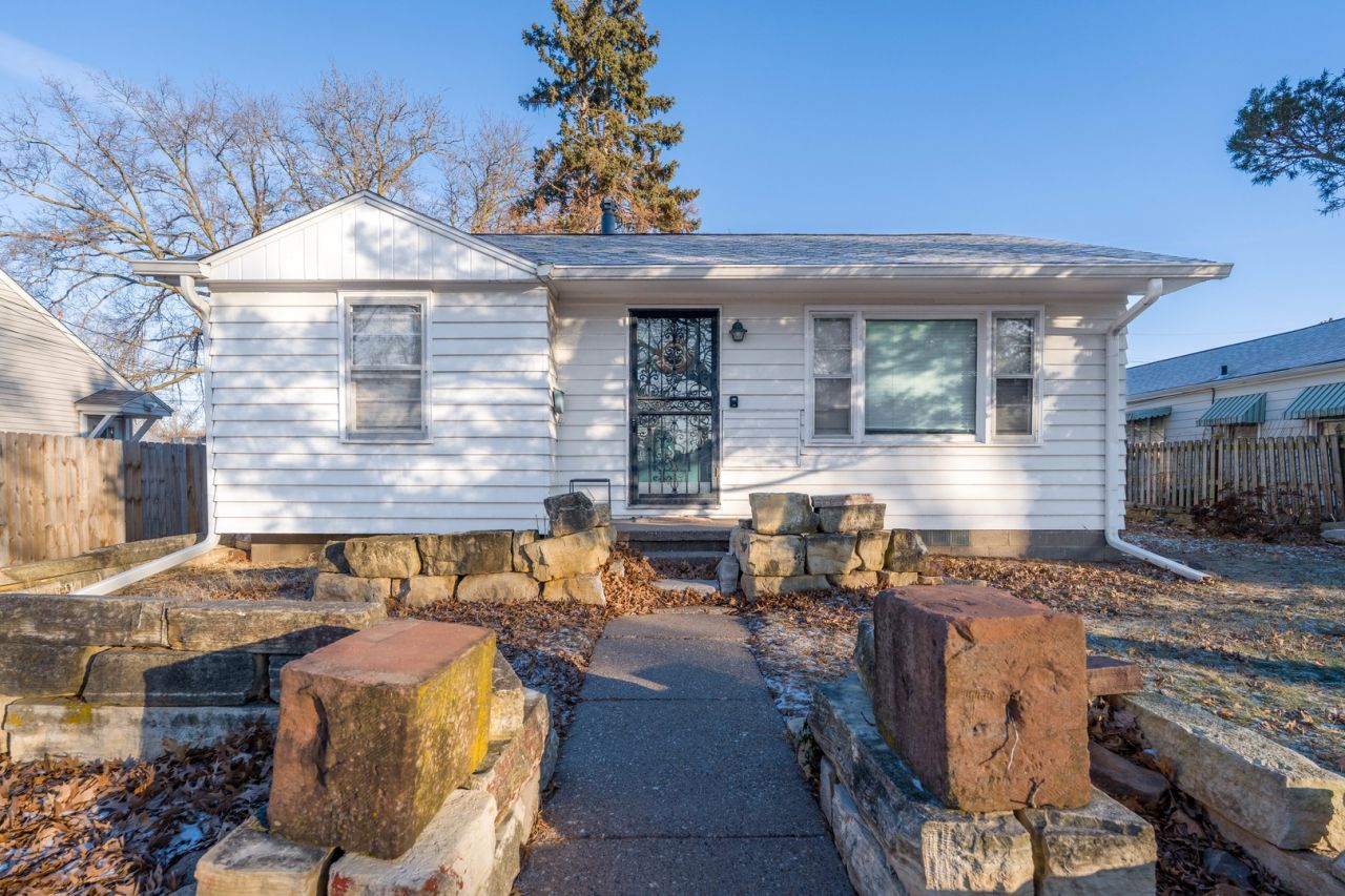 1910 W Pleasant Street, Davenport, IA 52084 Main Photo