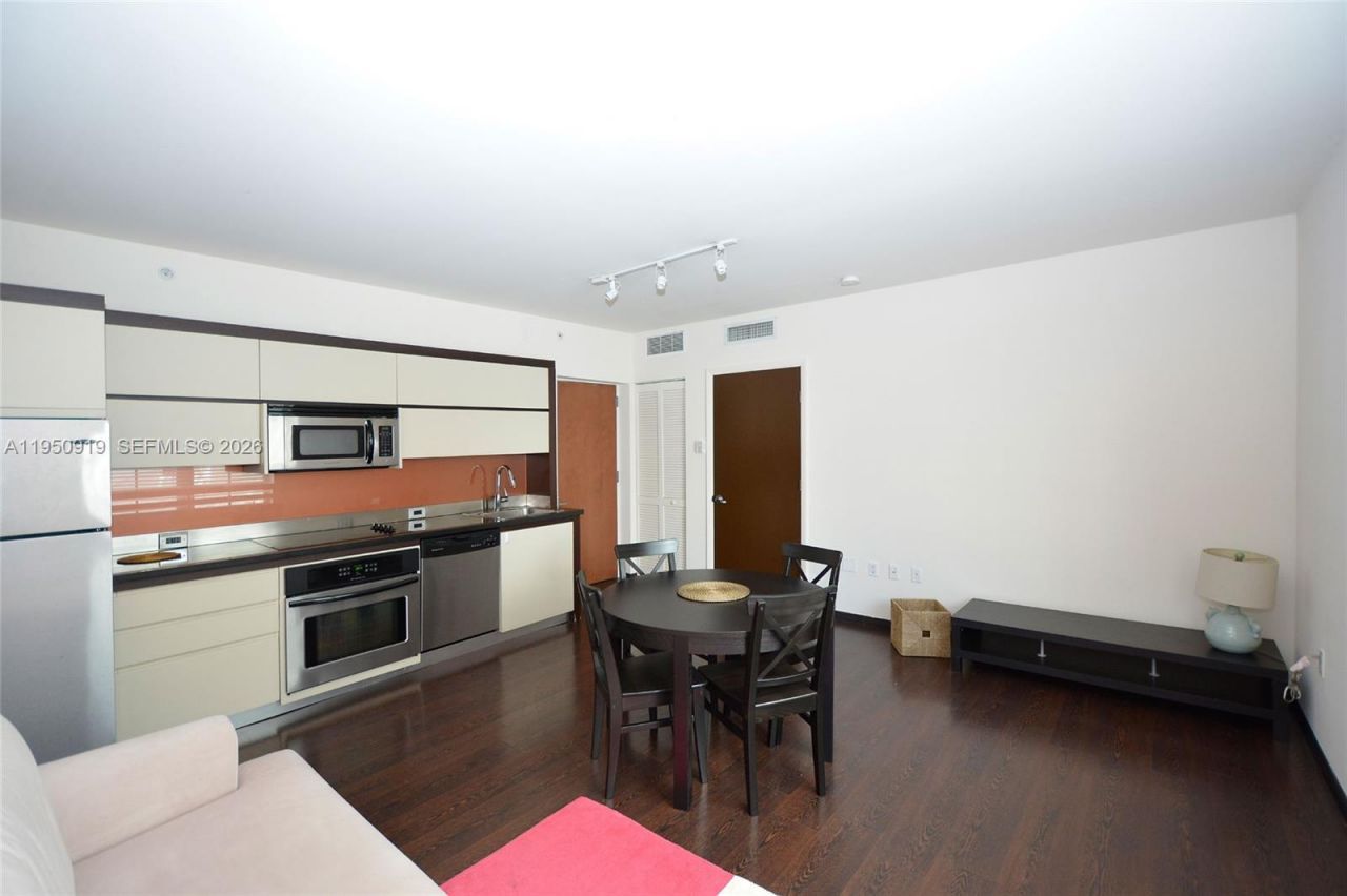 435 21st St, Unit 205, Miami Beach, FL 33139 Photo