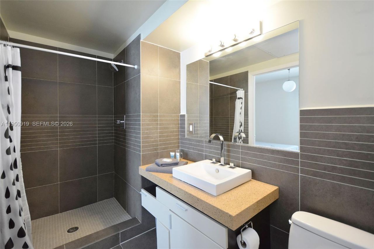 435 21st St, Unit 205, Miami Beach, FL 33139 Photo