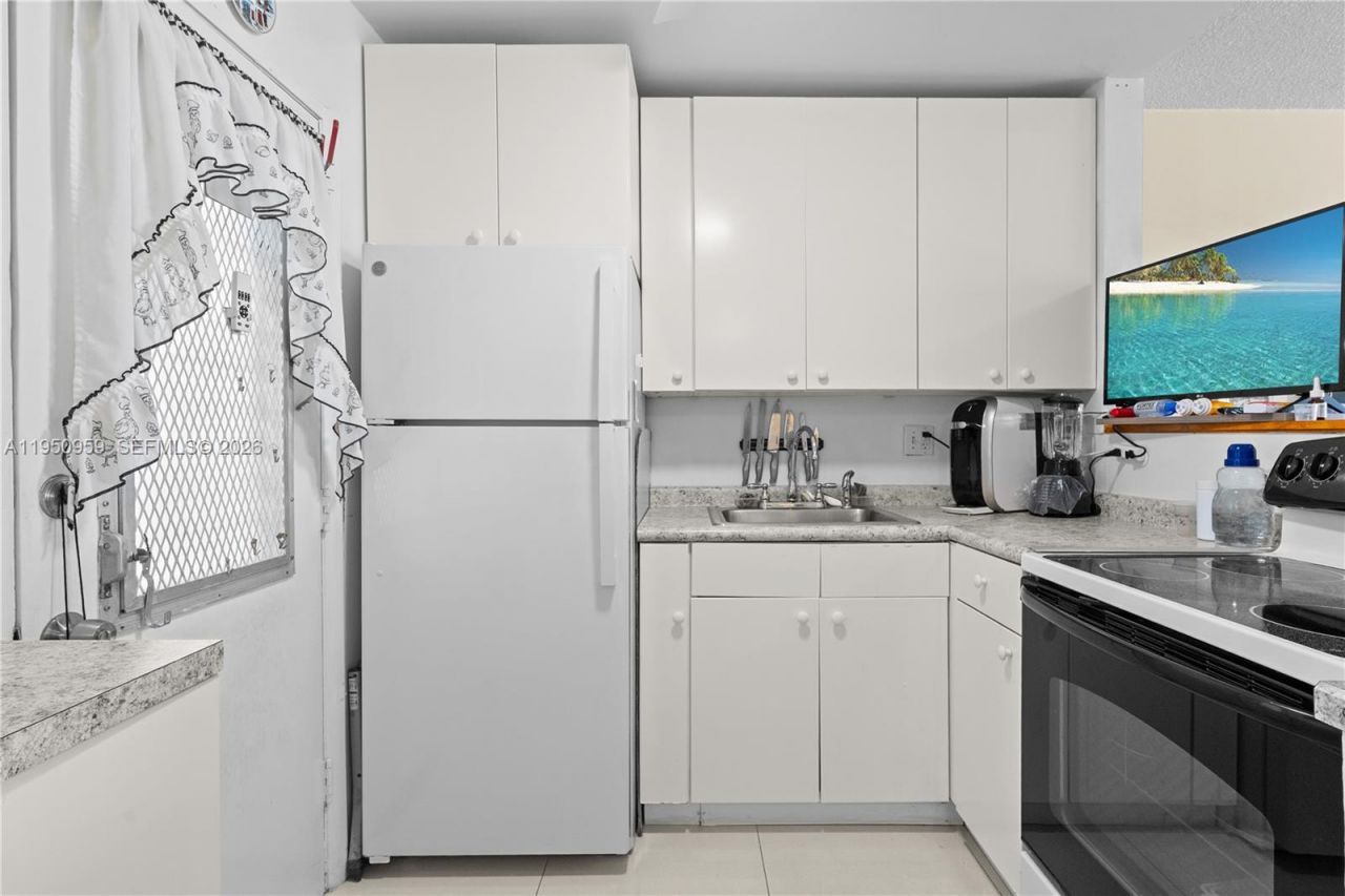 2930 Point East Dr, Unit E-407, Aventura, FL 33160 Photo