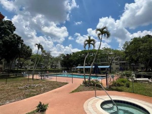 3001 NW 48th Avenue, Unit 439, Lauderdale Lakes, FL 33313
