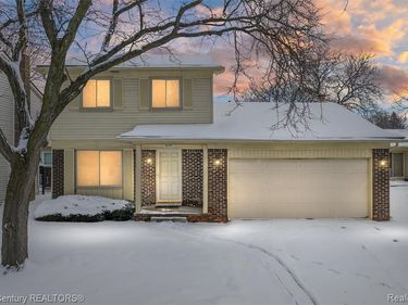 2850 Roundtree Drive, Troy, MI 48083