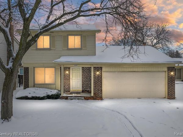 2850 Roundtree Drive, Troy, MI 48083