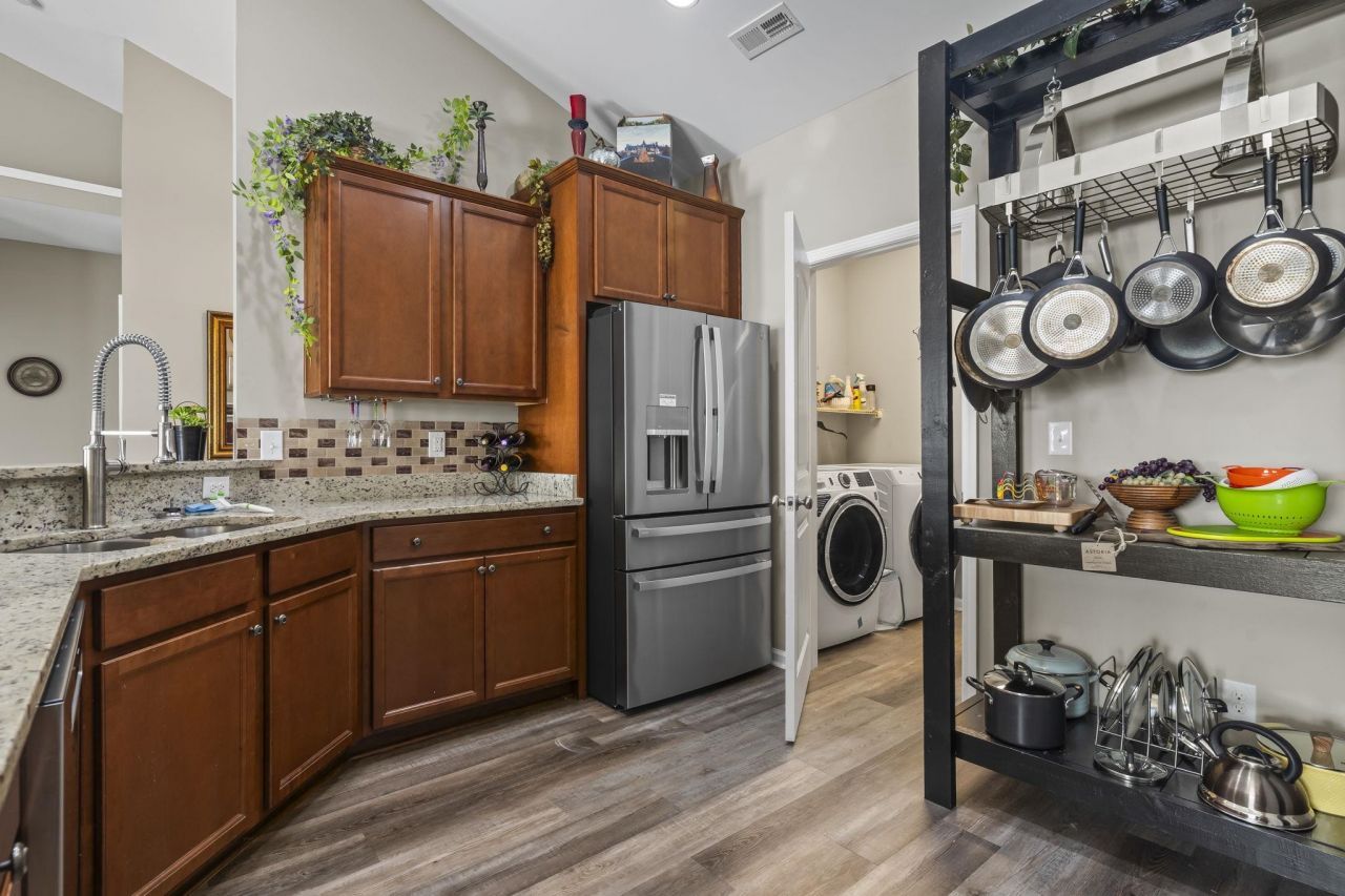 210 Oak Landing Dr. Photo 10