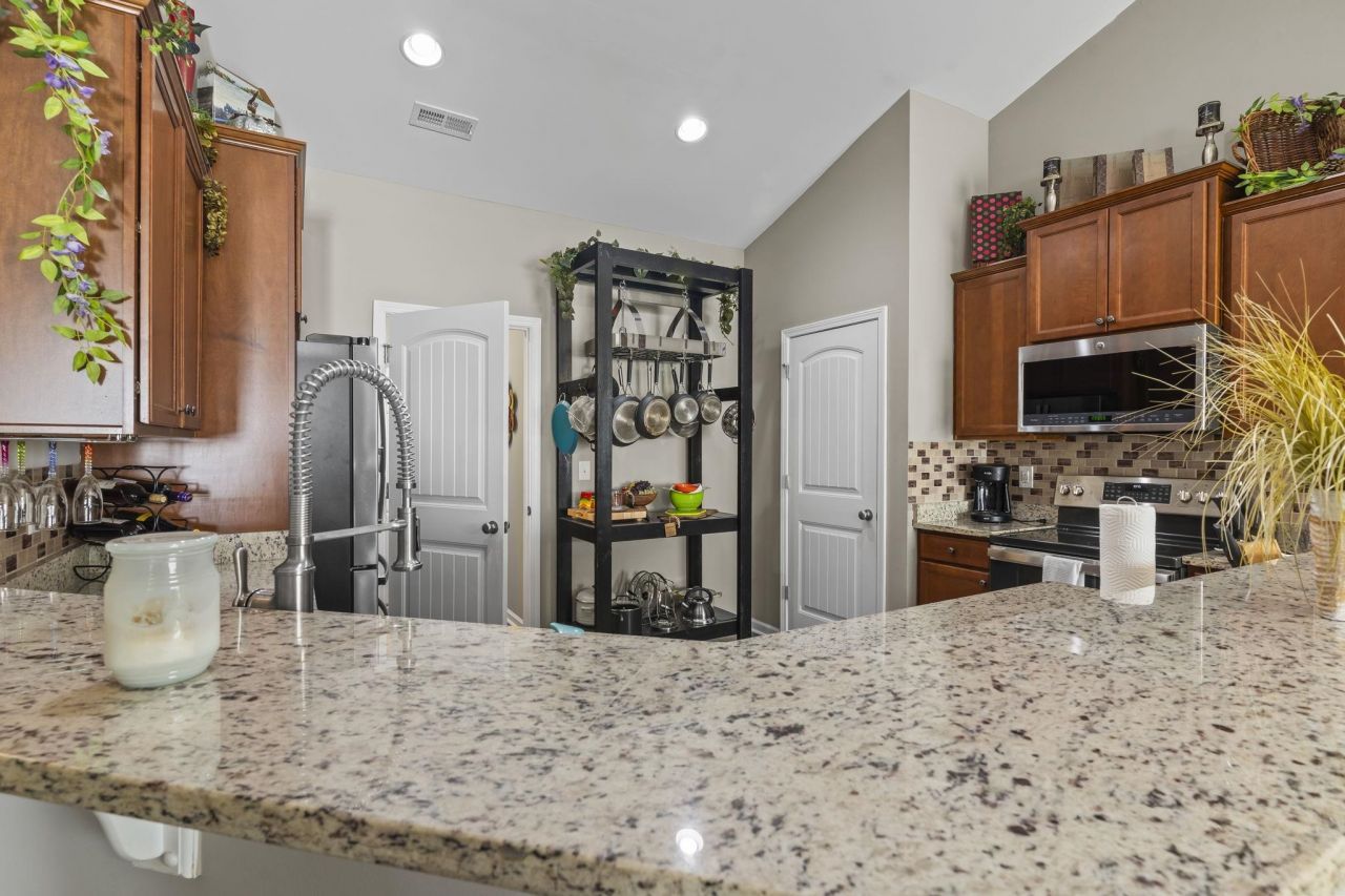 210 Oak Landing Dr. Photo 11