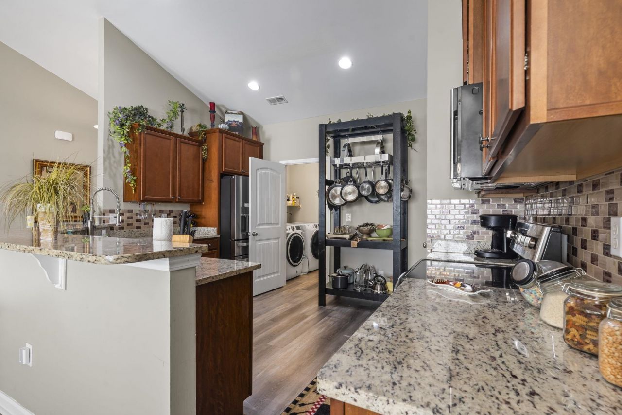 210 Oak Landing Dr. Photo 15