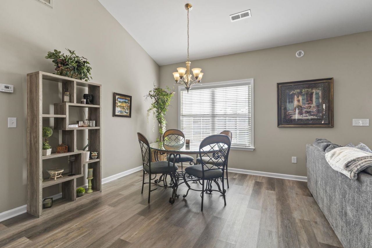 210 Oak Landing Dr. Photo 16