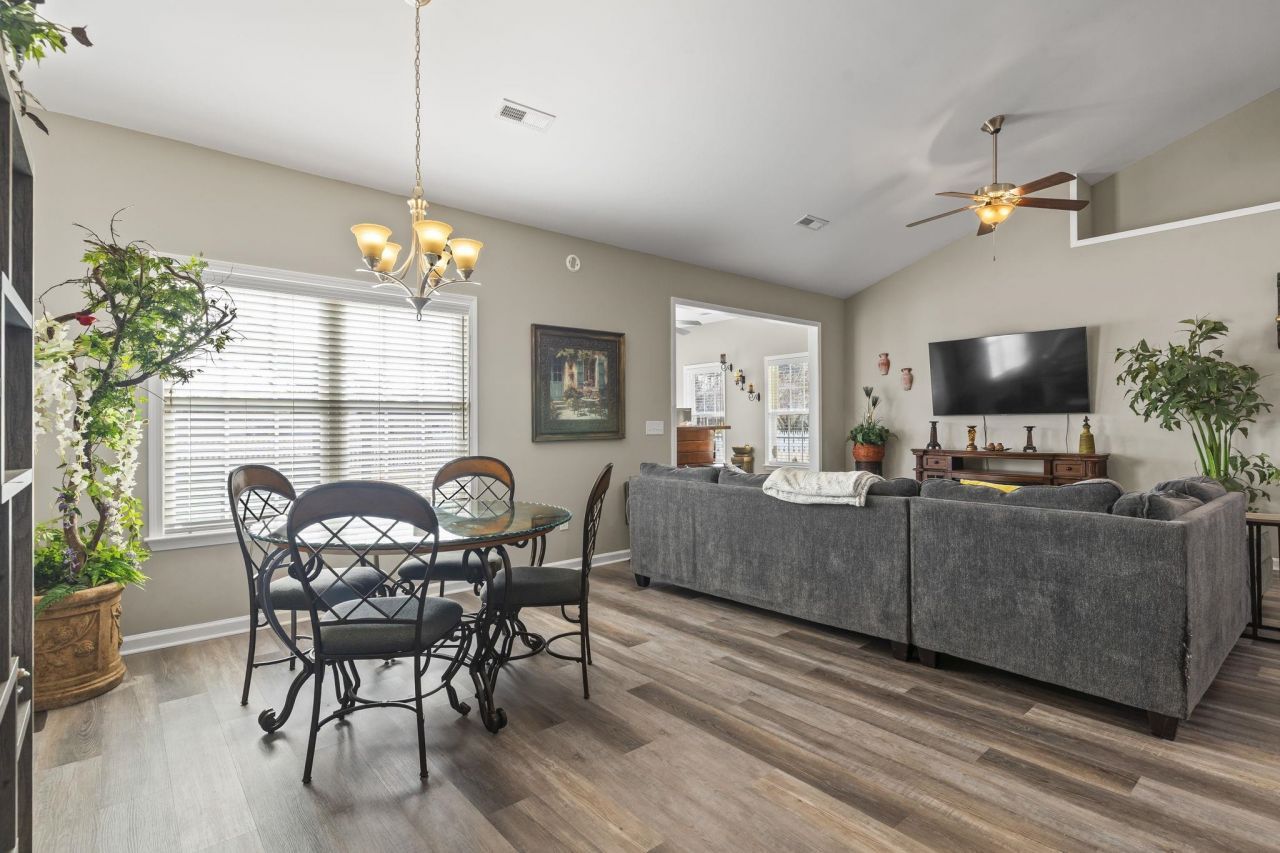 210 Oak Landing Dr. Photo 17