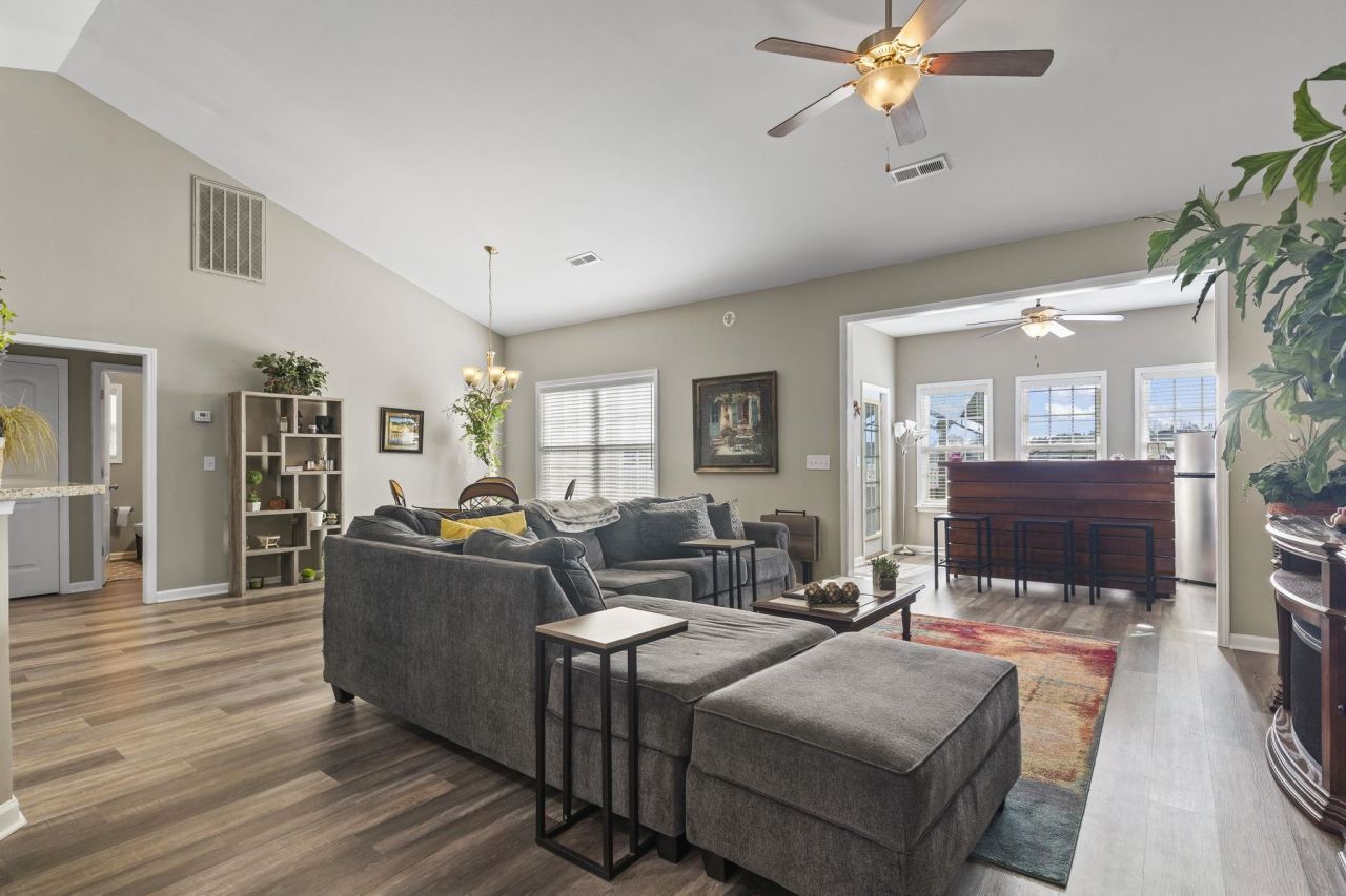 210 Oak Landing Dr. Photo 4