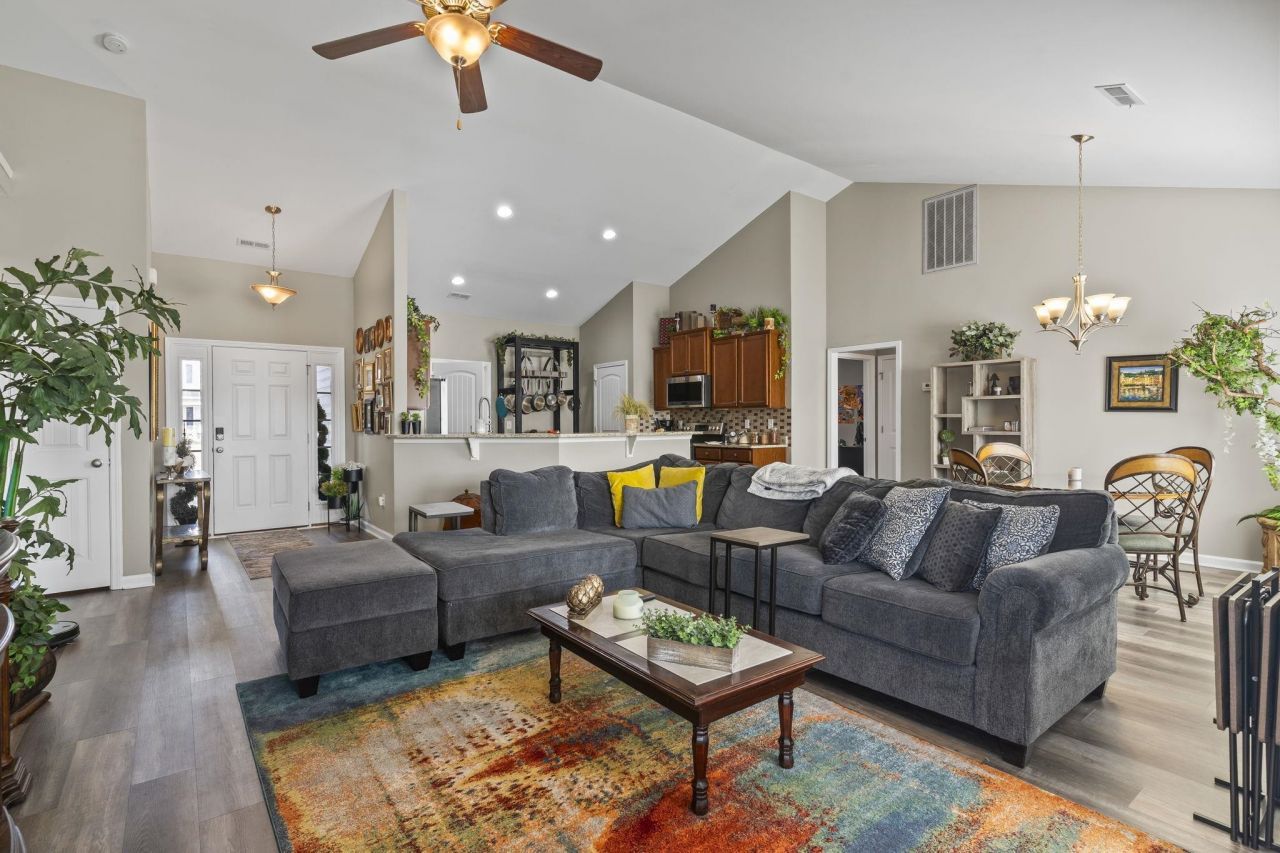 210 Oak Landing Dr. Photo 5