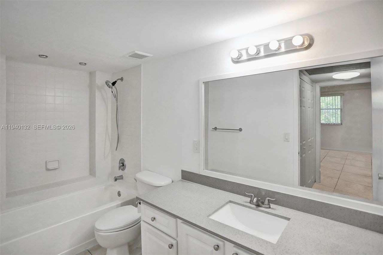 8343 Lake Dr , Unit 205, Doral, FL 33166 Photo