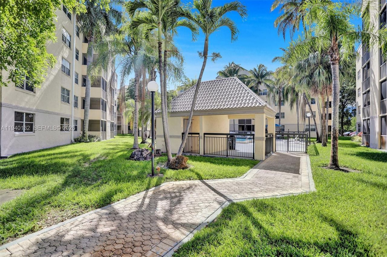 8343 Lake Dr , Unit 205, Doral, FL 33166 Photo